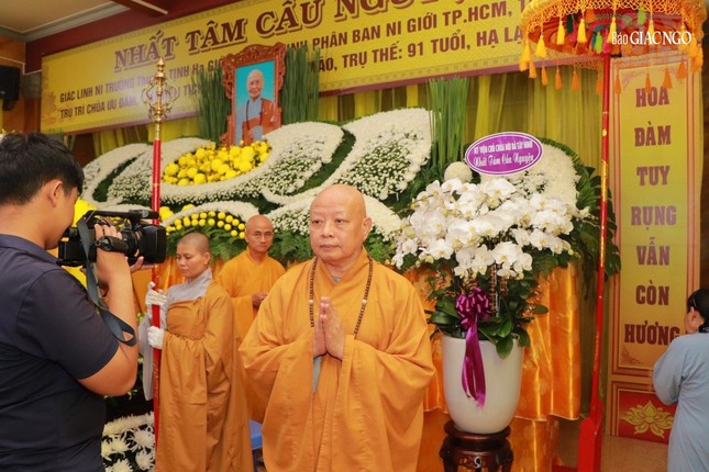 Hòa thượng Thích Lệ Trang hữu nhiễu kim quan