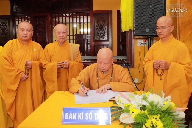 Hòa thượng Thích Lệ Trang viết sổ tang chia buồn cùng môn đồ pháp quyến