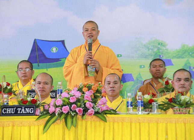 Thượng tọa Thích Chiếu Ý đã ban đạo từ