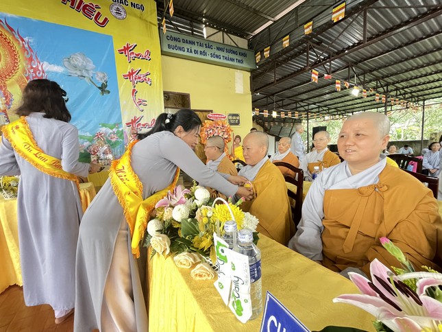 Phật tử cài hoa hồng Vu lan đến chư Ni tham dự