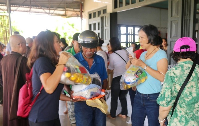 Phật tử thuộc Ban Từ thiện thiền viện Vạn Hạnh trao quà đến hộ nghèo tại địa phương