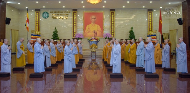 Trang nghiêm cúng đón chư tôn giáo phẩm quang lâm hội trường Việt Nam Quốc Tự