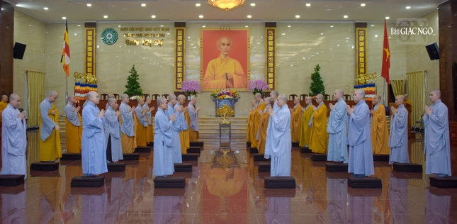 Trang nghiêm cúng đón chư tôn giáo phẩm quang lâm hội trường Việt Nam Quốc Tự