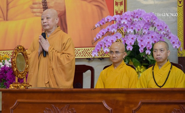 Hòa thượng Thích Lệ Trang đã hướng dẫn tất cả các giới tử phát nguyện “y giáo phụng hành”