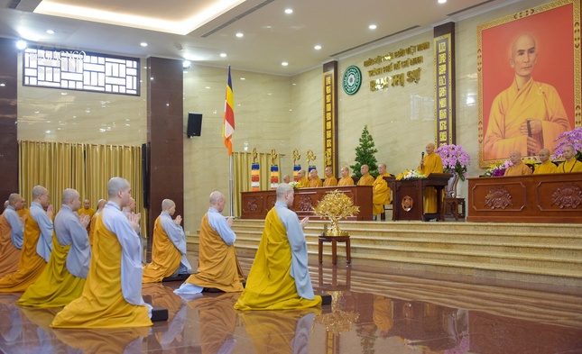 Giới tử lắng nghe lời huấn từ của Trưởng lão Hòa thượng Chứng minh