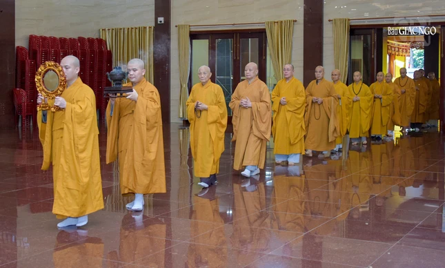 Chư tôn đức quang lâm hội trường Việt Nam Quốc Tự cử hành lễ tạ pháp