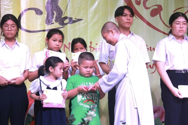 Ban Tổ chức trao quà cho học sinh tại chương trình