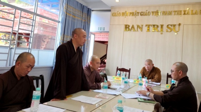 Thành viên Thường trực đóng góp ý kiến tại buổi họp