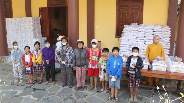 Thượng tọa Thích Đạt Ma Khế Định trao quà cho học sinh và các gia đình khó khăn tại địa phương Thượng tọa Thích Đạt Ma Khế Định trao quà cho học sinh và các gia đình khó khăn tại địa phương