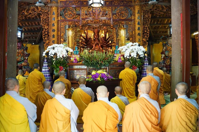 Chư tôn đức cùng toàn thể đại chúng đã niêm hương lễ tạ Tam bảo và chư lịch đại Tổ sư