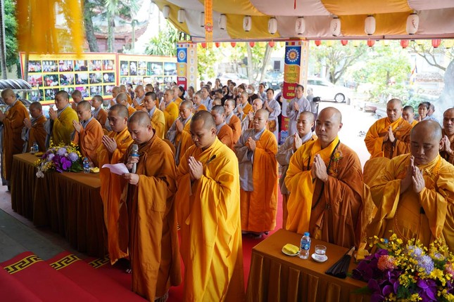 Chư hành giả tác pháp tri ân chư tôn giáo phẩm đã dìu dắt trong ba tháng An cư kiết hạ