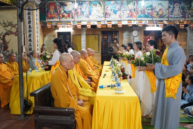 Phật tử dâng hoa cúng dường chư tôn đức chứng minh, tham dự