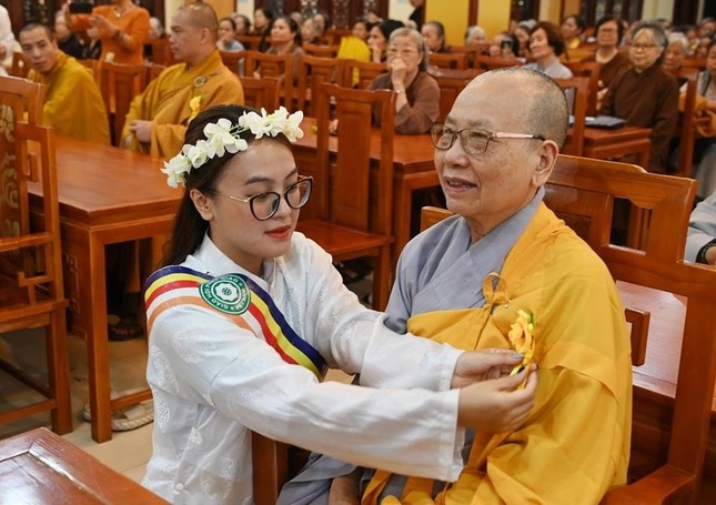 Cài hoa hồng Vu lan đến Ni trưởng Thích Đàm Nghiêm