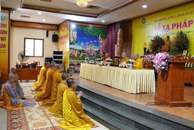 Đại diện Tăng Ni hạ trường dâng lời tác bạch tri ân chư tôn đức giáo phẩm