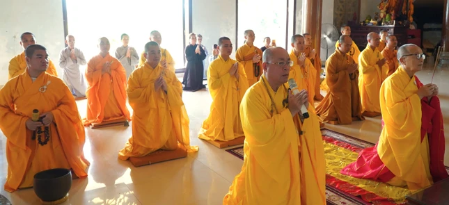 Thượng tọa Thích Đạt Đức, Phó Trưởng ban Trị sự tỉnh Quảng Bình dâng lời tưởng niệm