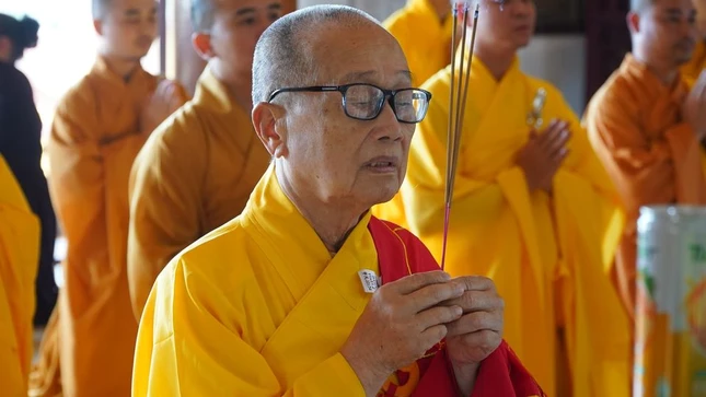 Hòa thượng Thích Tánh Nhiếp, Phó Chủ tịch Hội đồng Trị sự, Trưởng ban Trị sự GHPGVN tỉnh Quảng Bình niêm hương tưởng niệm Giác linh Hòa thượng Thích Mật Nguyện