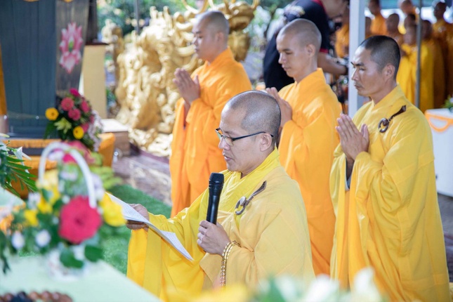 Đại diện cho 289 hành giả Tăng Ni, Đại đức Thích Huệ Trường dâng lời tác bạch tạ pháp Đại diện cho 289 hành giả Tăng Ni, Đại đức Thích Huệ Trường dâng lời tác bạch tạ pháp