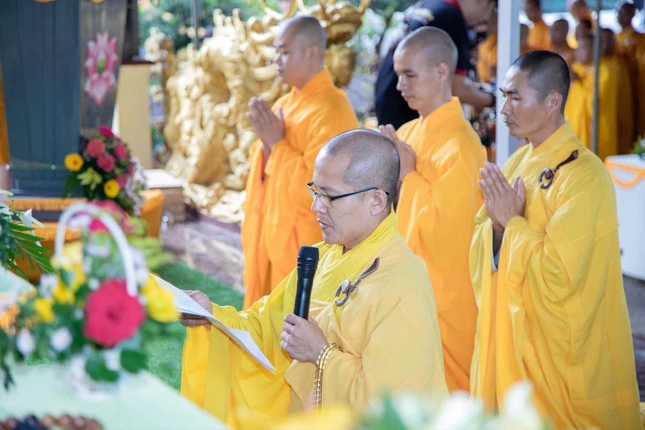 Đại diện cho 289 hành giả Tăng Ni, Đại đức Thích Huệ Trường dâng lời tác bạch tạ pháp