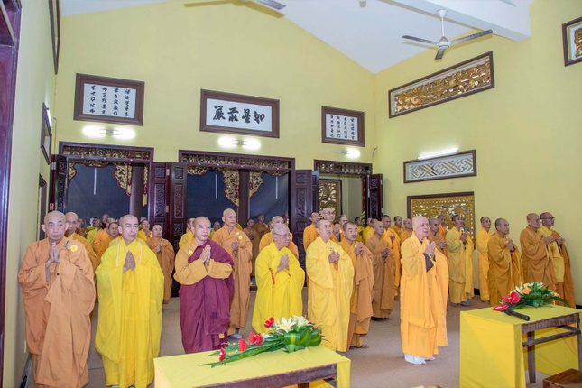 Chư tôn đức vân tập chánh điện thực hiện nghi thức Tự tứ Chư tôn đức vân tập chánh điện thực hiện nghi thức Tự tứ