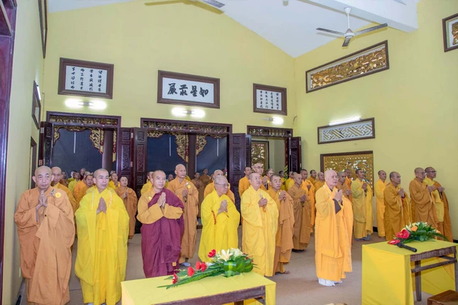 Chư tôn đức vân tập chánh điện thực hiện nghi thức Tự tứ