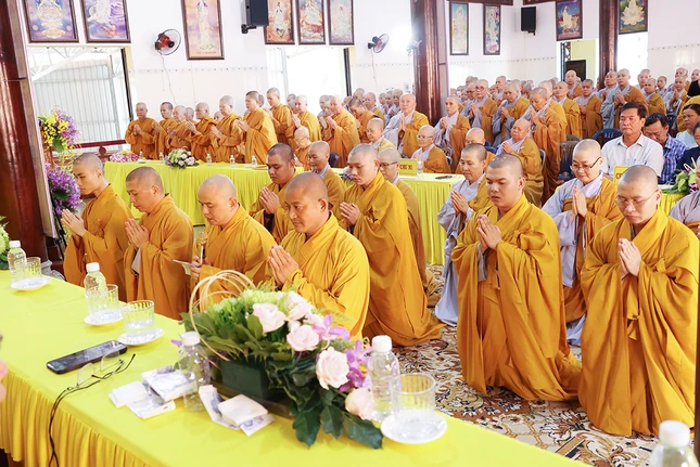 Đại diện hành giả 12 trú xứ tác bạch khánh tuế chư tôn đức chứng minh