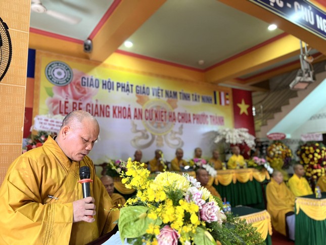 Đại đức Thích Thiện Thức báo cáo hoạt động tu học của chư hành giả Đại đức Thích Thiện Thức báo cáo hoạt động tu học của chư hành giả