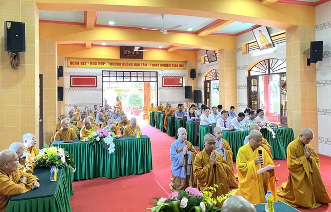 Đại diện chư hành giả hai hạ trường tỉnh Tây Ninh dâng lời tri ân chư tôn đức