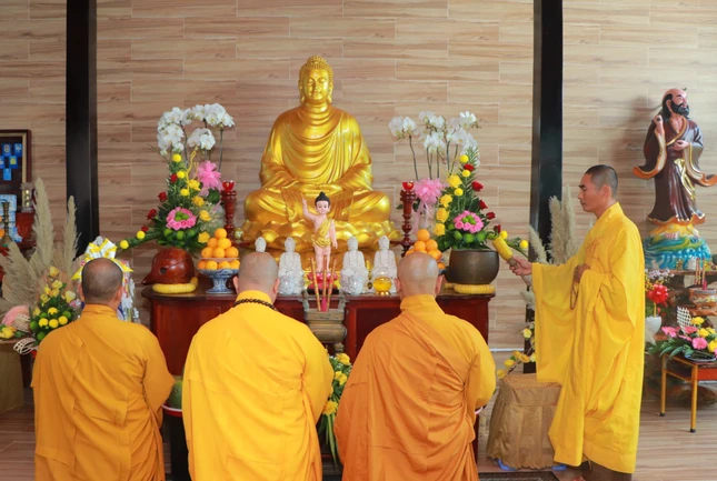 Chư tôn đức niêm hương Tam bảo, trì tụng kinh Vu lan