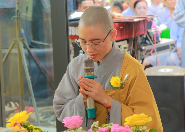 Sư cô Thích nữ Nhuận Tịnh, trụ trì chùa Thanh Lương tác bạch cúng dường