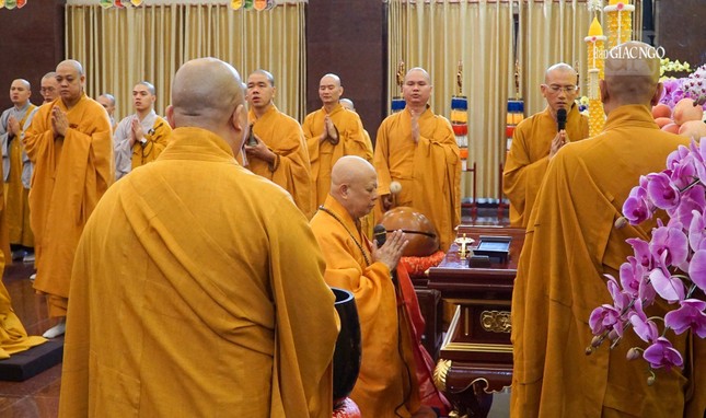 Hòa thượng Thích Lệ Trang chủ lễ thực hiện các nghi cúng Phật