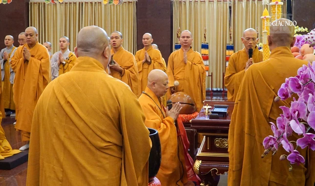 Hòa thượng Thích Lệ Trang chủ lễ thực hiện các nghi cúng Phật