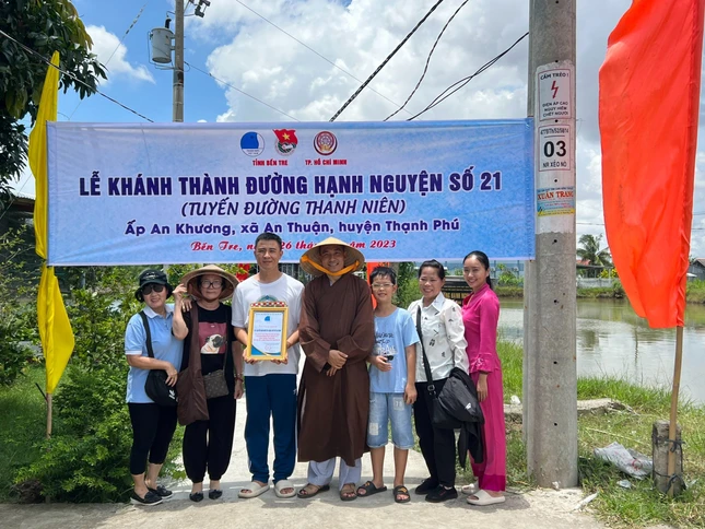 Trong ngày vui khánh thành con lộ nông thôn của bà con xã An Thuận Trong ngày vui khánh thành con lộ nông thôn của bà con xã An Thuận