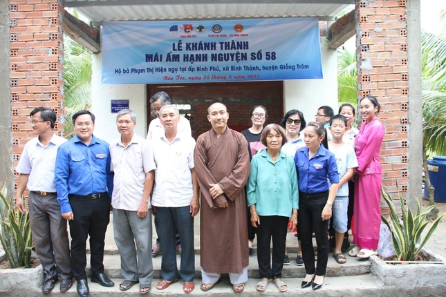 Câu lạc bộ bàn giao “Mái ấm Hạnh Nguyện số 58” đến gia đình bà Phạm Thị Hiện - Ảnh: H.N Câu lạc bộ bàn giao “Mái ấm Hạnh Nguyện số 58” đến gia đình bà Phạm Thị Hiện - Ảnh: H.N