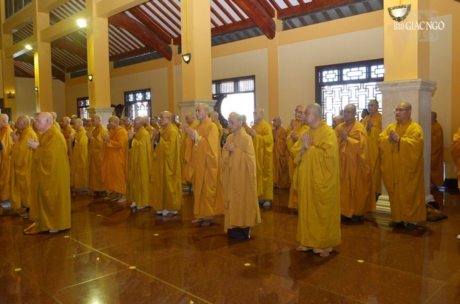 Chư tôn đức tưởng niệm Đạo lão Hòa thượng Thích Tâm Châu tại Tổ đường Việt Nam Quốc Tự