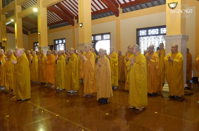 Chư tôn đức tưởng niệm Đạo lão Hòa thượng Thích Tâm Châu tại Tổ đường Việt Nam Quốc Tự