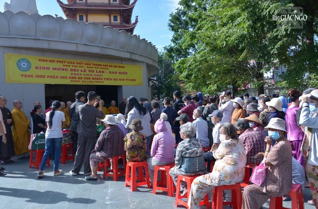 Bà con đến nhận quà tại Việt Nam Quốc Tự Bà con đến nhận quà tại Việt Nam Quốc Tự