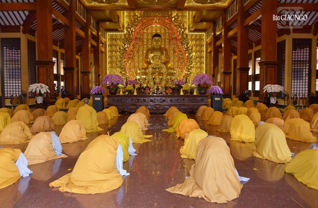 Thành kính đảnh lễ Tam bảo