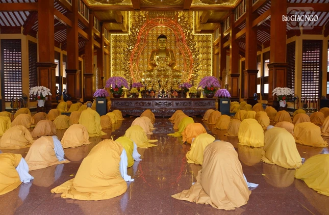 Thành kính đảnh lễ Tam bảo