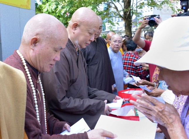 Chư tôn đức trao quà đến bà con khó khăn