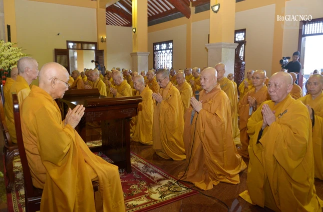 Hòa thượng Thích Lệ Trang đại diện toàn thể chư Tăng tác bạch, dâng lời khánh tuế