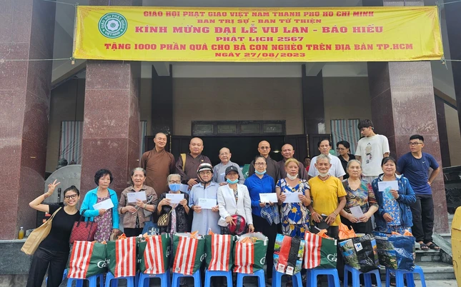 Trao quà Vu lan tại chùa Phổ Quang, Q.Tân Bình Trao quà Vu lan tại chùa Phổ Quang, Q.Tân Bình