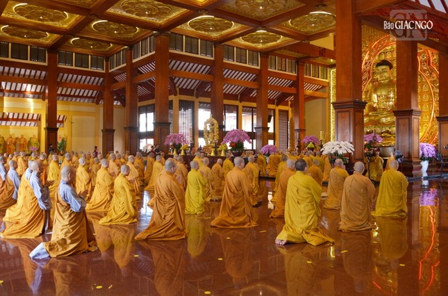 Chư tôn đức Tăng phương tiện cử hành nghi thức đại chúng Tự tứ