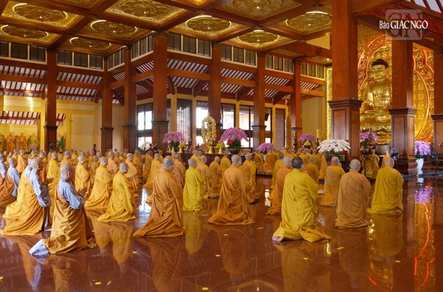 Chư tôn đức Tăng phương tiện cử hành nghi thức đại chúng Tự tứ