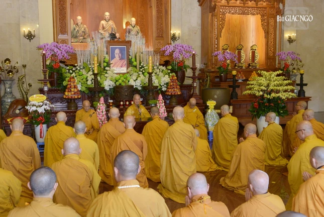 Đức Pháp chủ huấn thị đến chư Tăng, Ni GHPGVN TP.HCM sau lễ Tự tứ mãn hạ