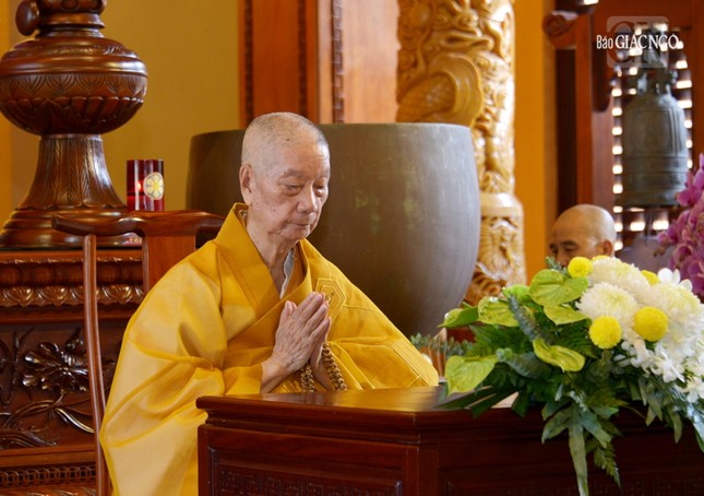 Đức Pháp chủ đăng tòa để theo đó đại chúng tác pháp Tự tứ