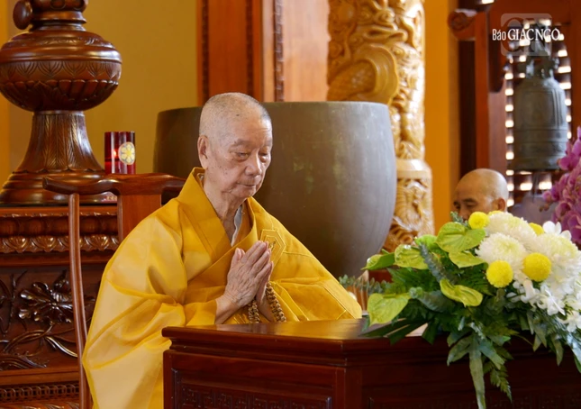 Đức Pháp chủ đăng tòa để theo đó đại chúng tác pháp Tự tứ