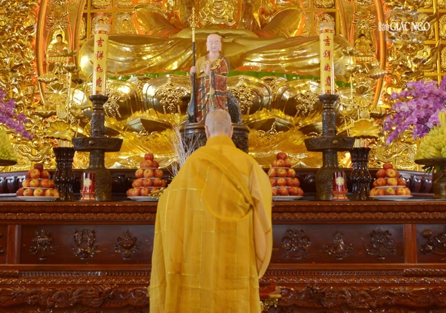 Đức Pháp chủ đảnh lễ Tam bảo