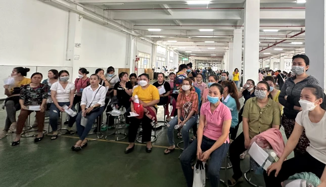 Đoàn y bác sĩ thiện nguyện TP.HCM khám bệnh, tặng thuốc cho công nhân Khu công nghiệp Linh Trung – TP.Thủ Đức, TP.HCM - Ảnh: TN