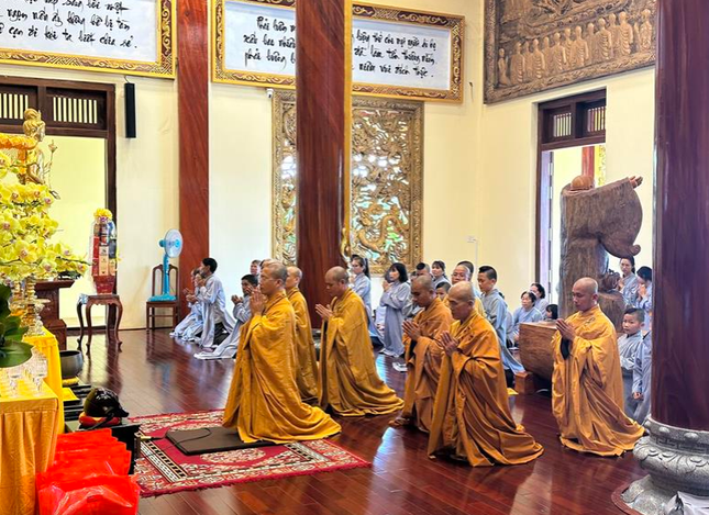 Chư tôn đức đảnh lễ Tam bảo