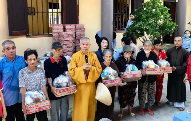 Thiền tự Trúc Lâm Viên Giác, cùng các Phật tử tổ chức trao 110 phần quà Vu lan